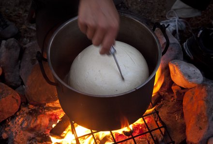 Schweden Urlaub mit Kindern - Familienurlaub Schweden - Brot backen über dem Feuer