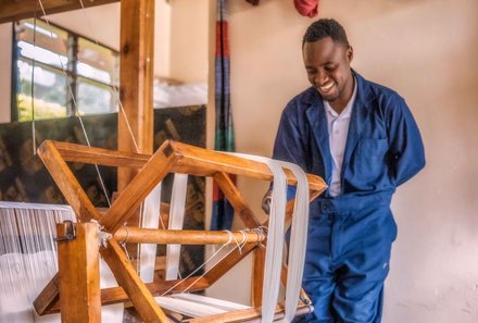 Tansania Familienreise - Tansania for family - Shanga - Mann bei der Arbeit