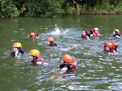 Sri Lanka mit Kindern - Familienreise Sri Lanka - Schwimmen im Fluss