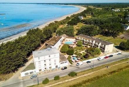 Bretagne Familienreise - Bretagne mit Kindern - Hotel de la Pointe Mousterlin - Hotelanlage am Meer