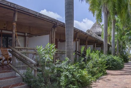 Kolumbien Familienreise - Kolumbien Family & Teens - Isla Mucura - Hotel Punta Faro - Zimmer Außenansicht