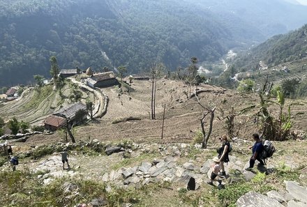 Nepal Familienreise - Nepal for family - Trekking-Blick ins Tal