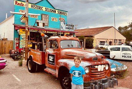 USA Familienreise - USA Westküste for family - Stopp in Seligman - Kind vor Trucks - Route 66