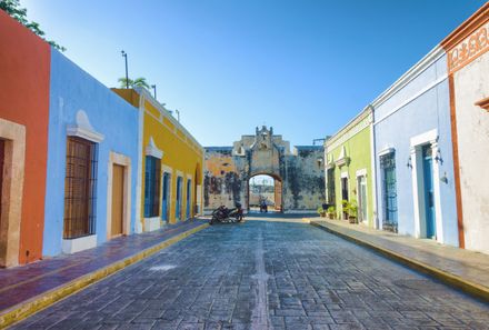 Mexiko Familienreise - Campeche - Gasse mit bunten Häusern