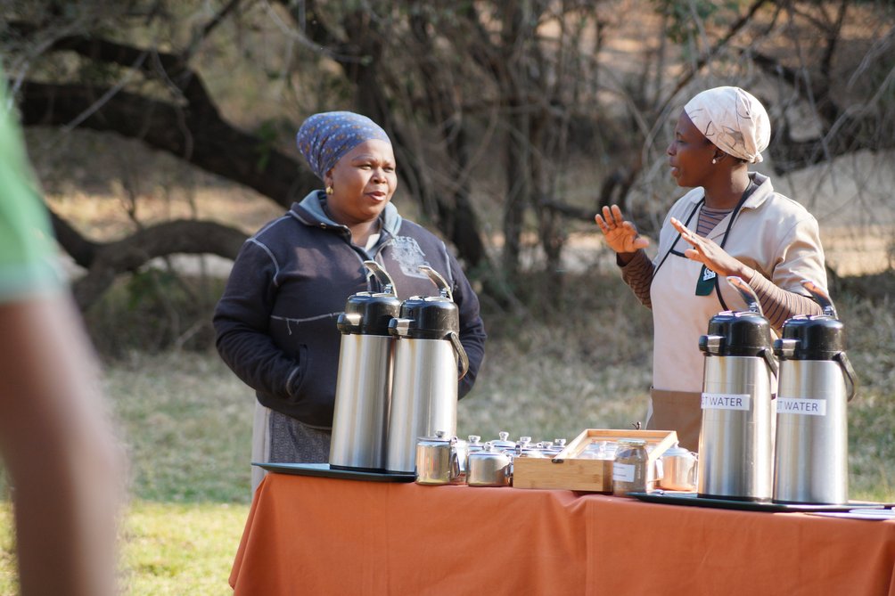 Südafrika mit Kindern - Makutsi - Südafrika Familienreise - Essen im Freien