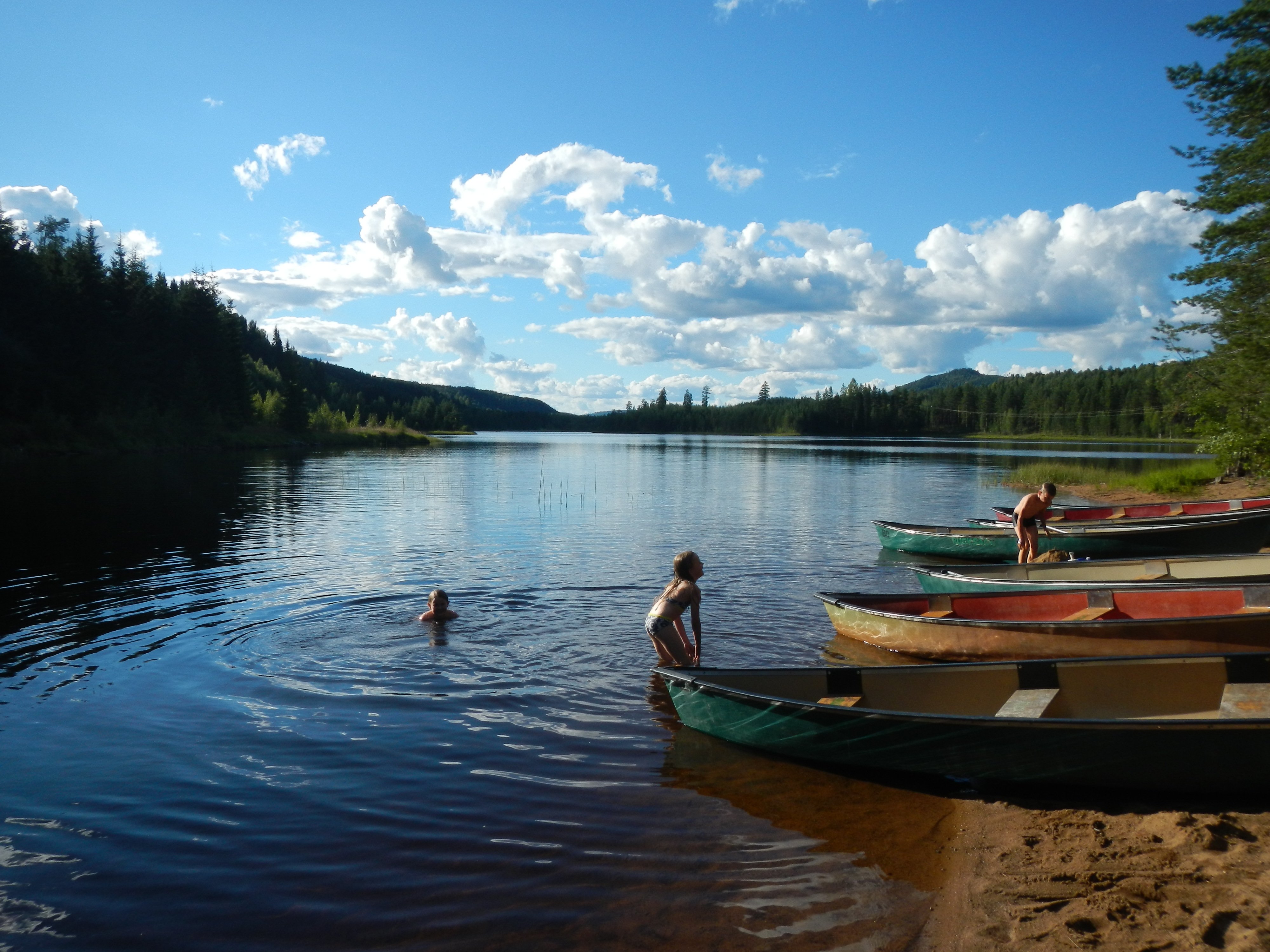 Schweden Urlaub mit Kindern - Familienurlaub Schweden - Kinder baden in einem See