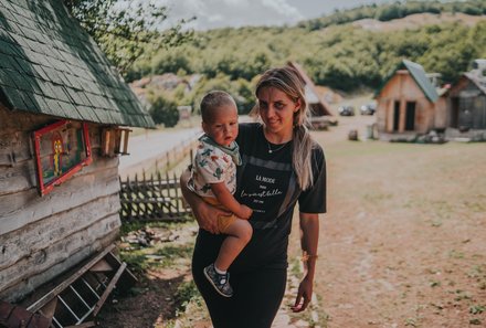 Familienreise Montenegro - Montenegro mit Kindern - Mutter mit Kleinkind im Arm