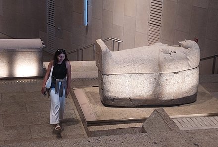 Familienreise Ägypten - Ägypten for family - Grand Egyptian Museum - Frau läuft Treppen hoch
