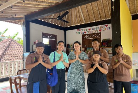 Bali mit Kindern - Bali for family - Betreuer beim Kinderhilfsprojekt