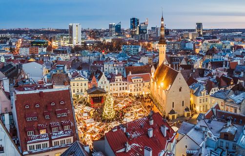 Europareisen für Familien - Estland Familienurlaub - Estland Winter for family - Blick auf Tallinn und den Weihnachtsmarkt