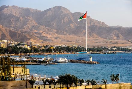 Jordanien Rundreise mit Kindern - Aqaba - Meer mit Bergen im Hintergrund