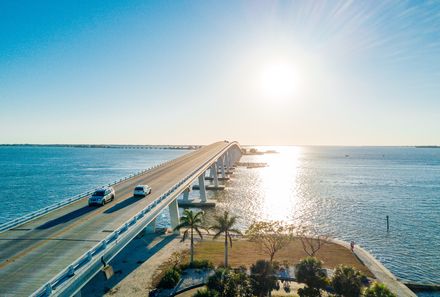 Florida Rundreise mit Kindern - Sanibel Island - Blick auf Brücke mit zwei Autos