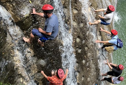 China mit Kindern - China for family - Klettern am Wasserfall Gudong
