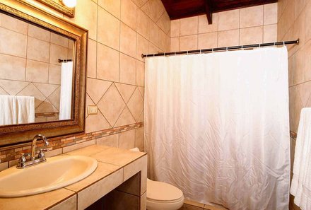 Familienurlaub Costa Rica - Costa Rica Abenteuer Regenwald und Pazifik - San Jose - La Riviera Hotel - Badezimmer