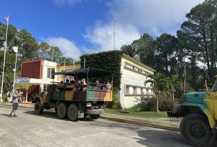 Kuba Familienreise - Kuba for family individuell - Fahrt in alten Militär-Lastern bei Topes de Collantes