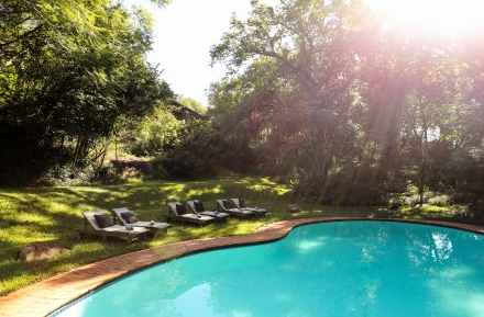 Südafrika Familien individuell - Mantegna Lodge - Pool mit Liegen