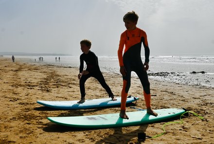 Familienreise Marokko - Marokko for family - Kinder auf dem Surfbrett