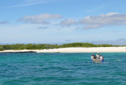 Familienreise Galapagos - Galapagos for family - türkises Meer und Boot