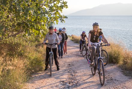 Familienreisen Griechenland - Rad fahren am Meer