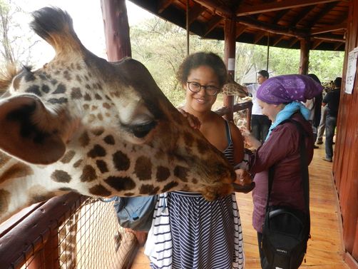 Kenia mit Kindern - Frau streichelt Giraffe
