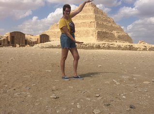 Ägypten Familienreise - Kathrin Ziegler bei den Pyramiden von Sakkara