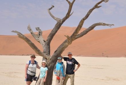 Namibia mit Kindern - Deadvlei - Familie vor Kameldornbaum