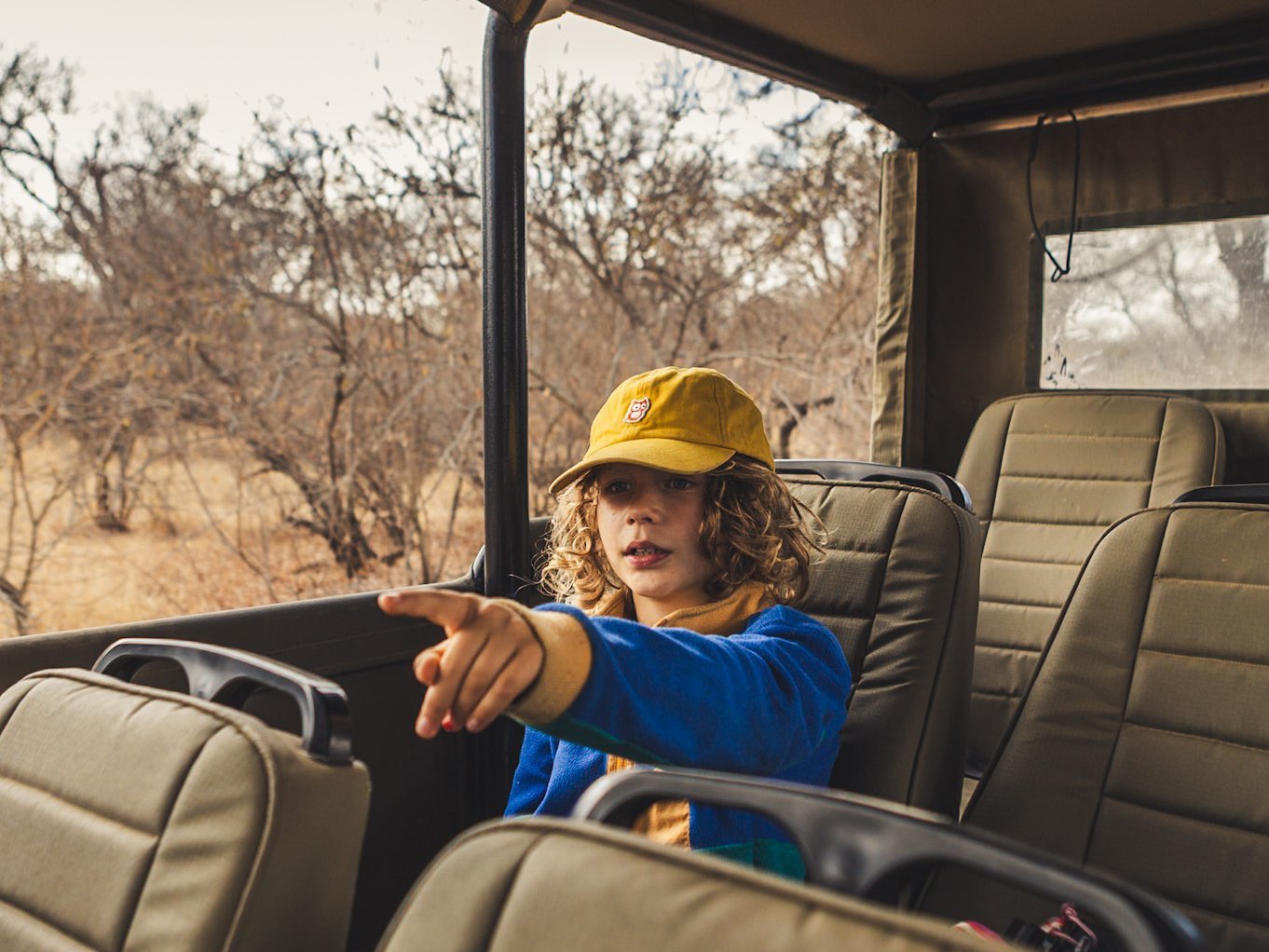Südafrika Blog Artikel - Kind sitzt im offenen Safari-Jeep – Südafrika Reise mit Kindern