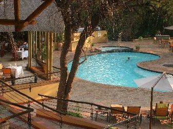 Fernreise mit Kindern Botswana - Pool Chobe Safari Lodge
