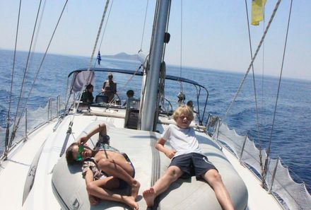 Familienreise Griechenland - Griechenland for family - Segelreise - zwei Jungs sonnen sich auf der Yacht