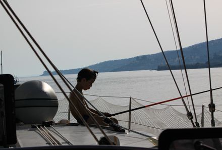 Familienreise Kroatien - Kroatien for family - Segelreise - Junge sitzt auf Yacht beim Angeln