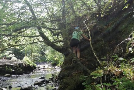 Irland Familienreise - Irland for family - Kind auf Wanderung zum Wasserfall