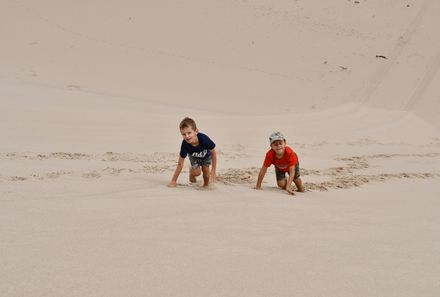 Namibia Familienreise - Sossusvlei - Kinder auf Düne
