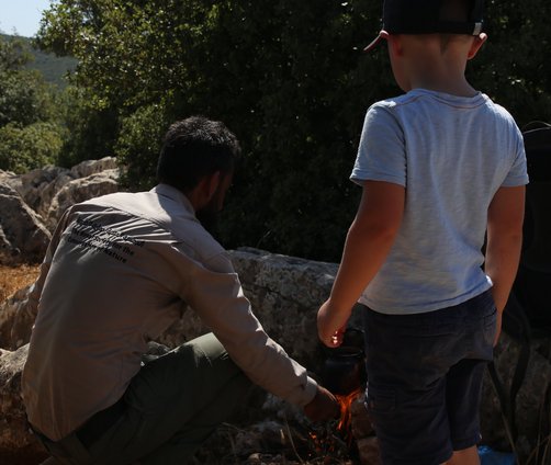 Urlaub in Jordanien Erfahrungen - Familienreise in Jordanien - Guide mit Kind am Lagerfeuer