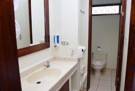 Familienreise Costa Rica - Costa Rica zum Bestpreis - La Fortuna Arenal Volcano Inn - Badezimmer