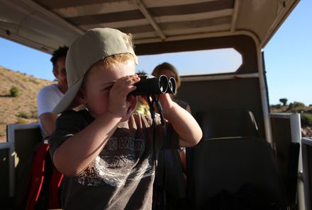 Kapstadt Familienreise - Kapstadt for family individuell - Kind mit Fernglas bei Safarifahrt 