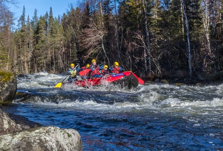 Finnland Familienreise - Finnland for family - River Rafting - Gruppe paddelt durch Stromschnellen
