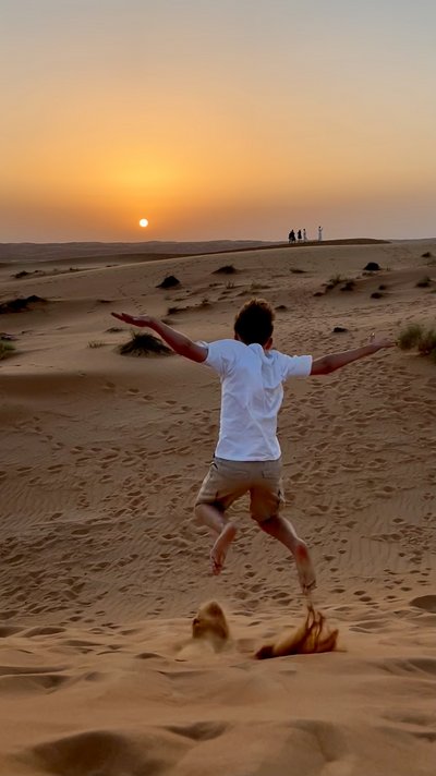 Oman for family - Bewertung - Kind springt in der Wüste