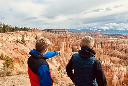 USA Familienreise - USA Westküste for family - Kids blicken auf Hoodoos im Bryce Canyon Nationalpark