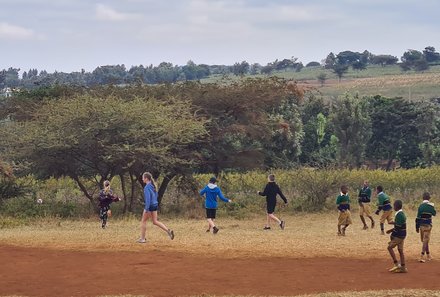 Tansania Familienreise - Tansania for family - Schulbesuch - Kinder spielen draußen