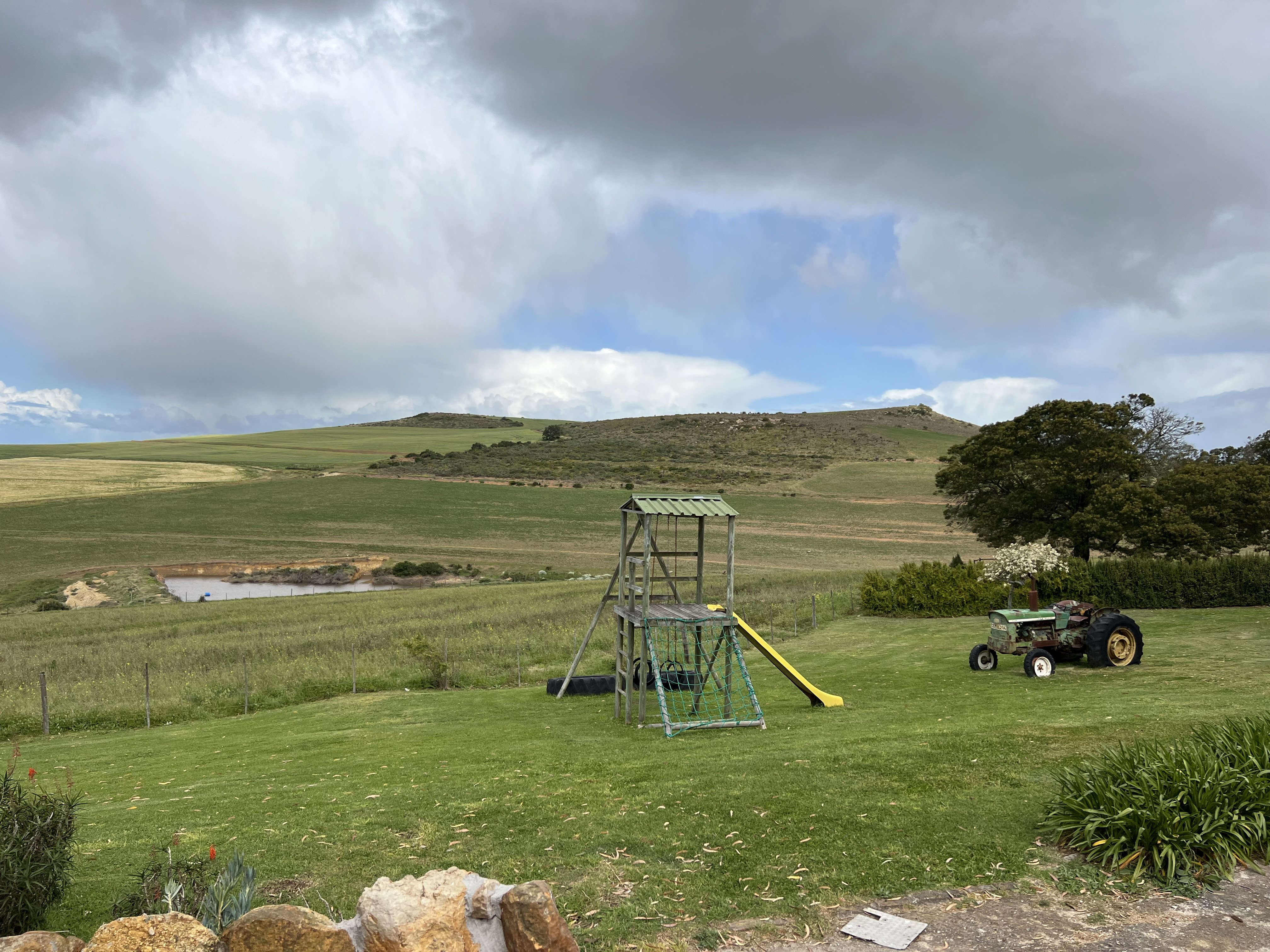 Südafrika Safari Lodges mit Kindern - Familienfreundliche Unterkünfte Garden Route - Skeiding Guest Farm - Heidelberg - Spielwiese und Traktor