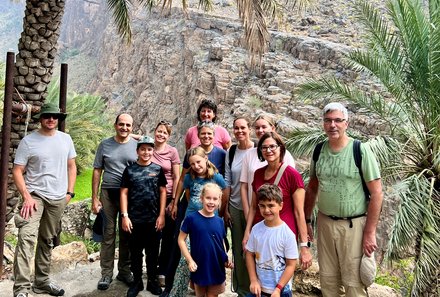 Oman for family - Familienreise Oman - Gruppe im Wadi in Oman