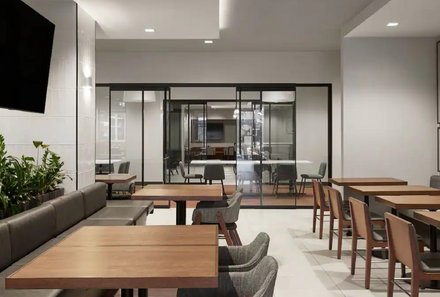Ostkanada for family - Ostkanada Familienreise mit Kindern - Hyatt Place Montréal Downtown - Restaurant und Fernseher