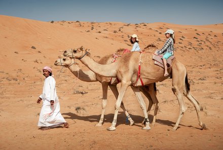 Oman Fernreisen mit Kindern - die beliebtesten Familienreisen von For Family Reisen - Kinder reiten auf Kamelen 