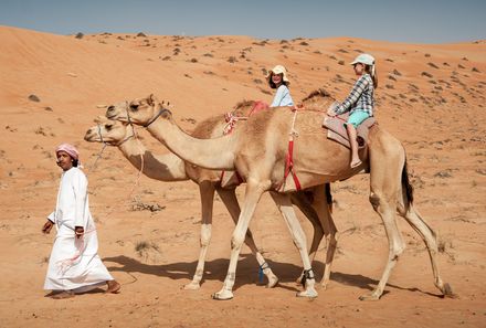 Familienurlaub Oman - Oman for family - Kinder beim Kamelreiten