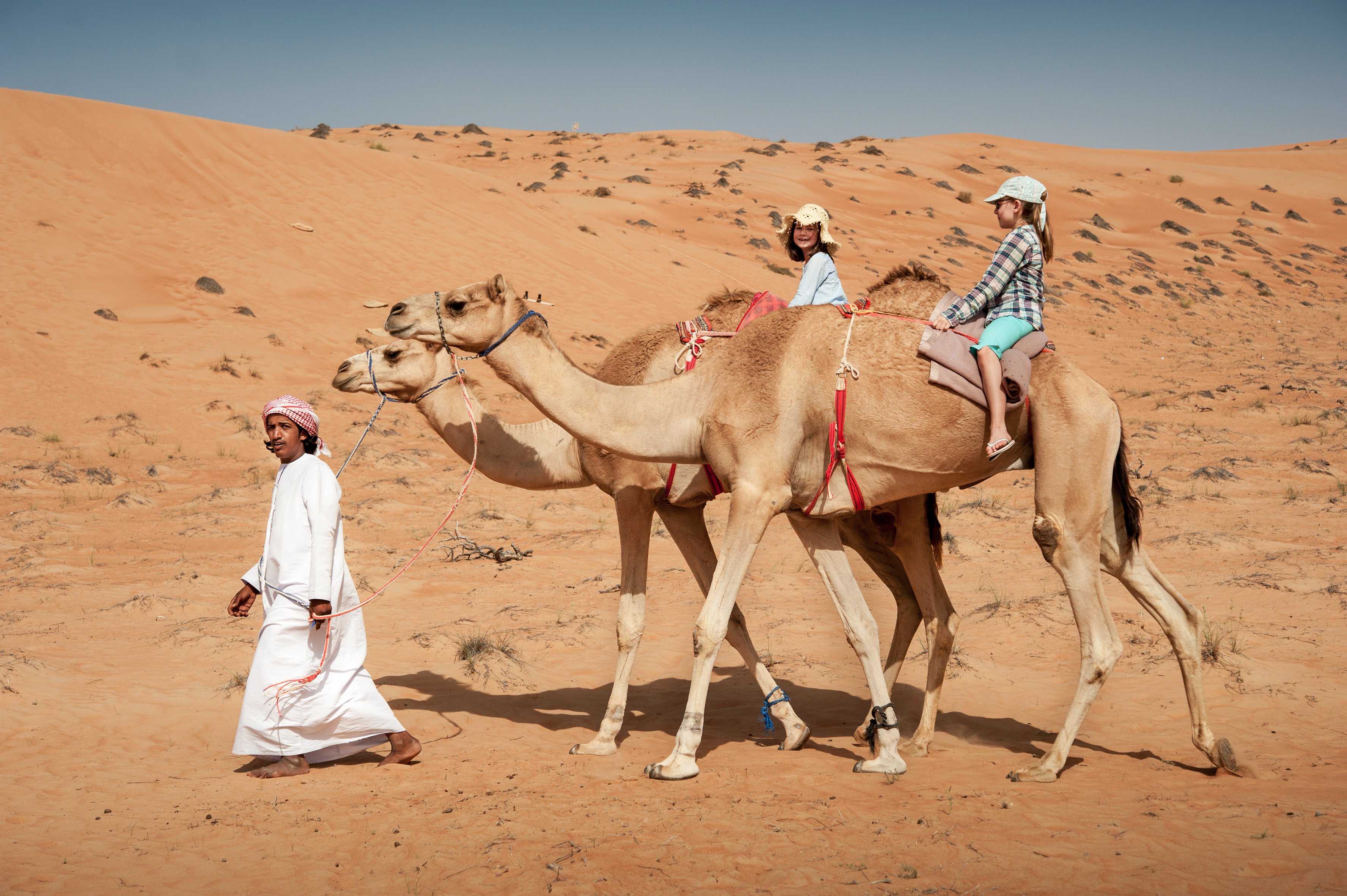 For Family Reisen - Reiseziele 2024 - Oman - Kamelreiten mit Kindern