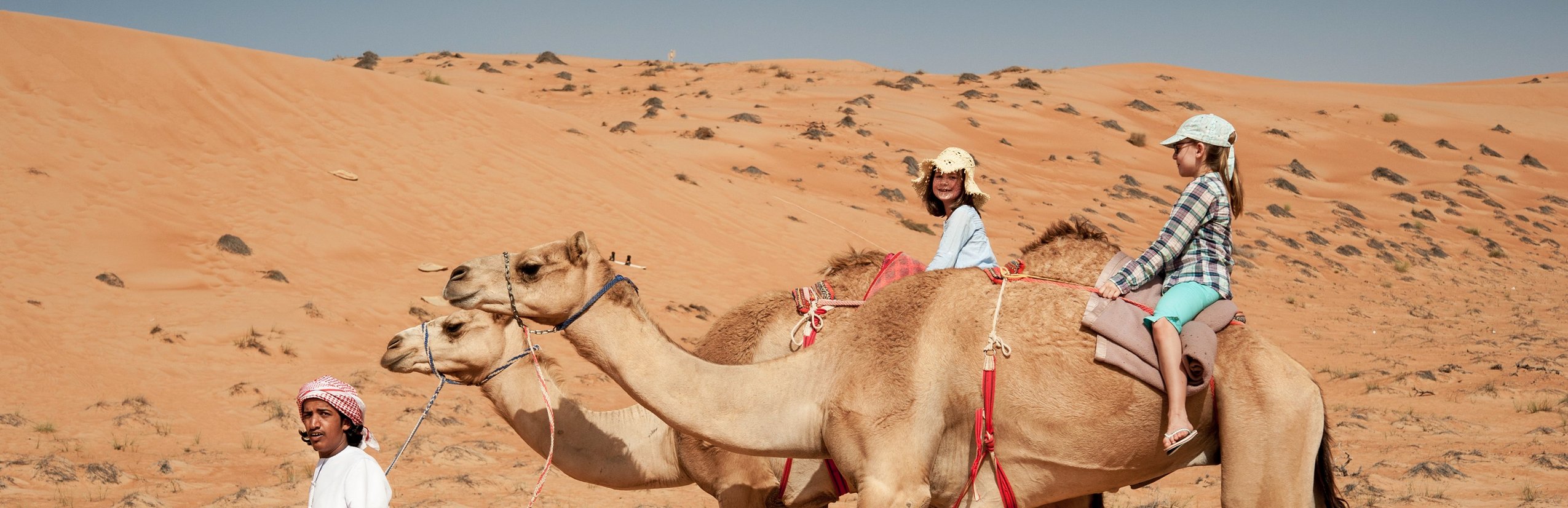 Erfahrung im Oman mit Kindern - Oman Rundreise mit Kindern - Kameltrip mit Kindern