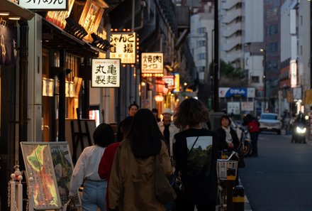 Japan for family individuell - Tokyo - Läden und Menschen am Abend