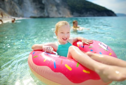 Familienreise Karibik- Karibik for family - Segelreise - Mädchen auf Floatie