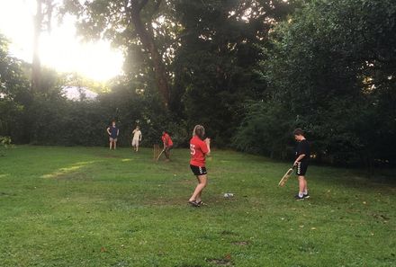 Sri Lanka mit Kindern - Kinder spielen Cricket