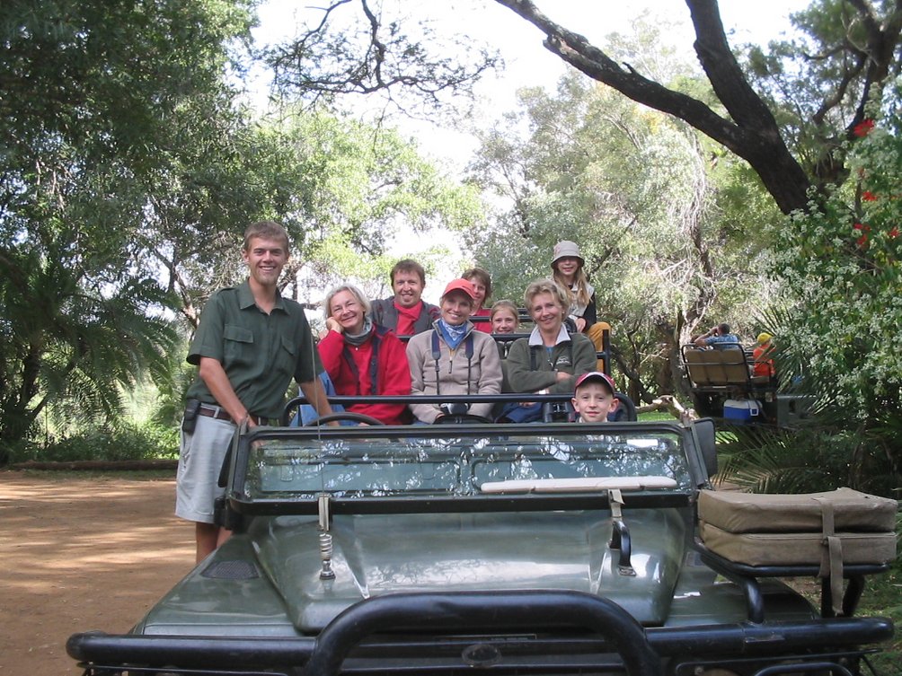Familienreise_Suedafrika_Reisegruppe im Jeep